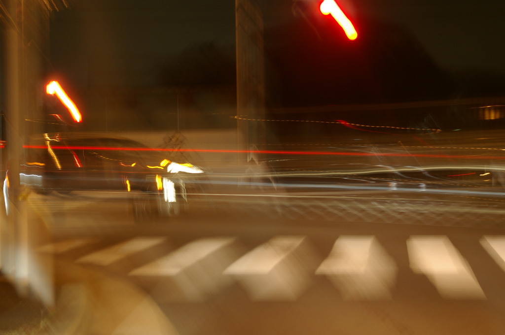 夜の交差点・地方道