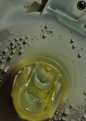 薄黄色と水滴