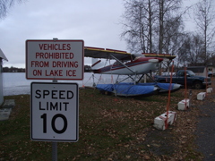 アラスカ　湖の氷上運転禁止