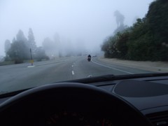 霧の中を走るドゥカティー