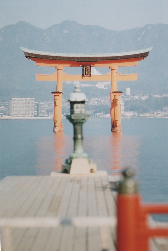 厳島神社大鳥居を臨む