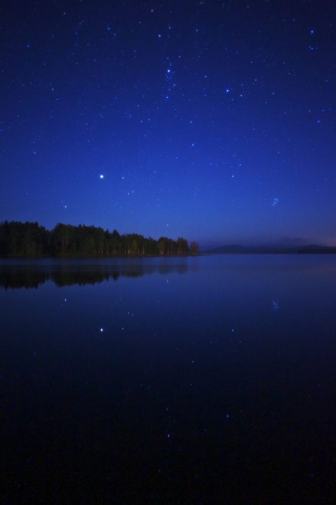 静かな湖畔の星の影から…