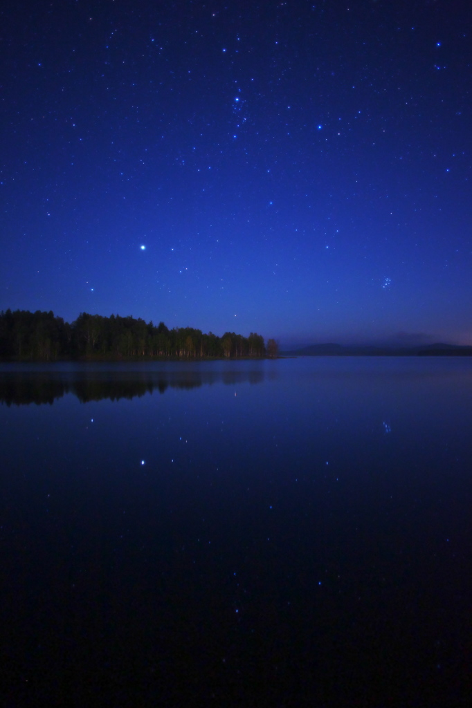 静かな湖畔の星の影から…