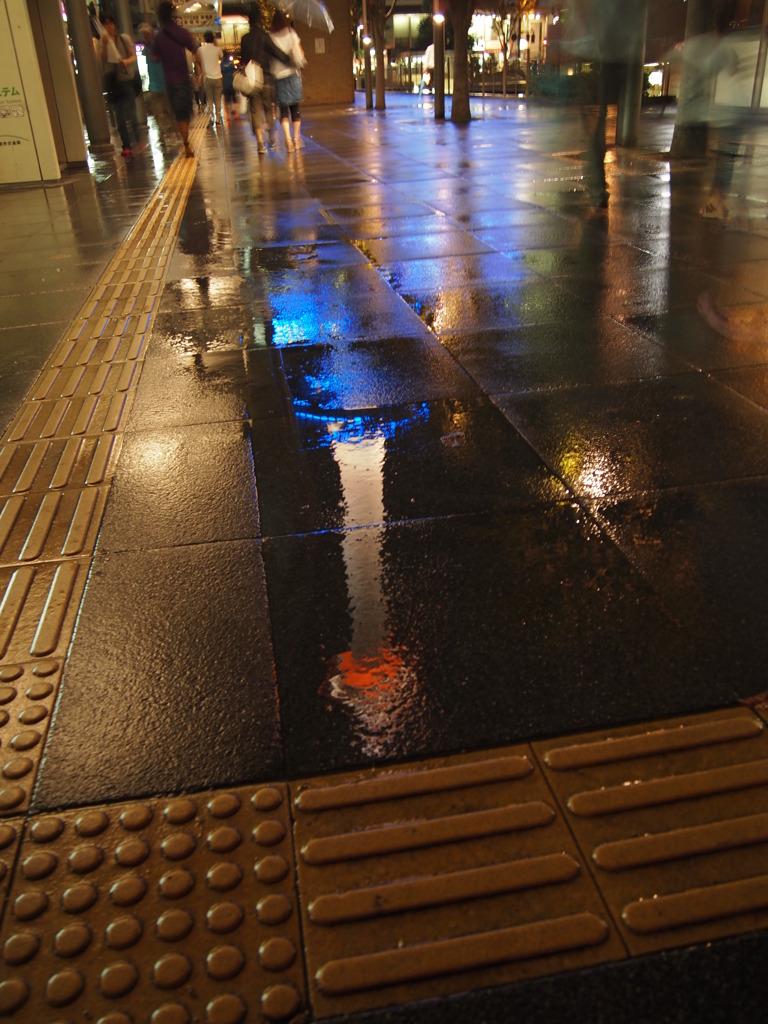 雨の日の京都タワー