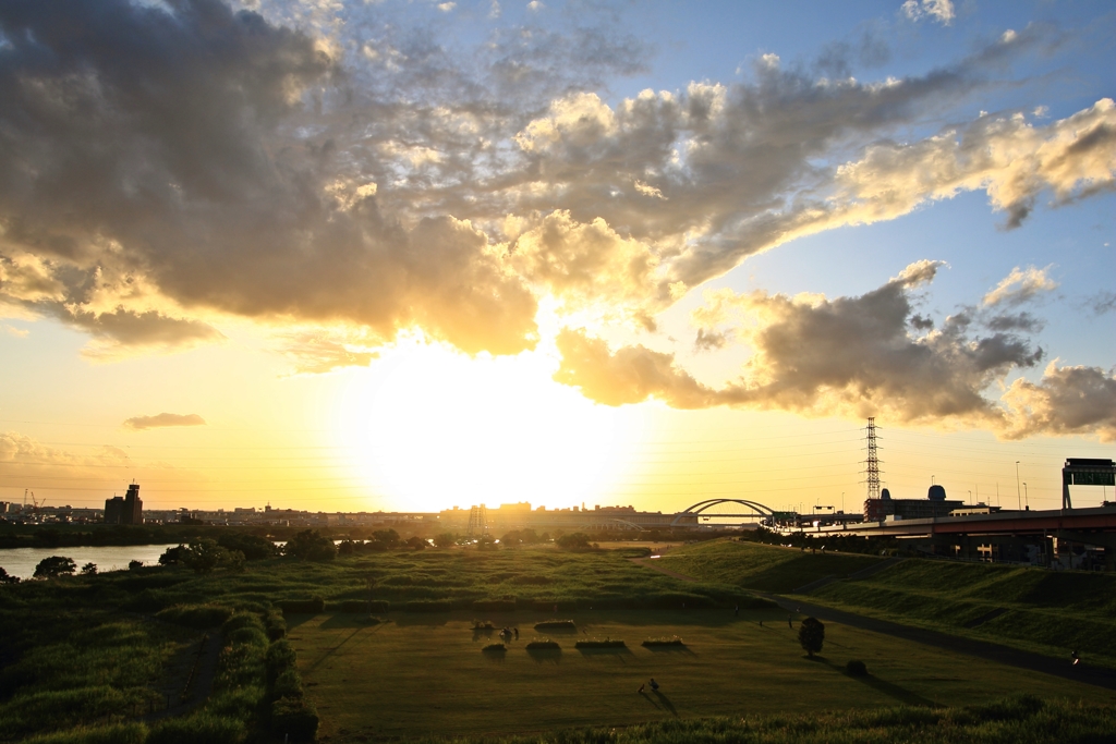 荒川河川敷　休日夕景