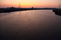 夕日が沈んだ直後の川