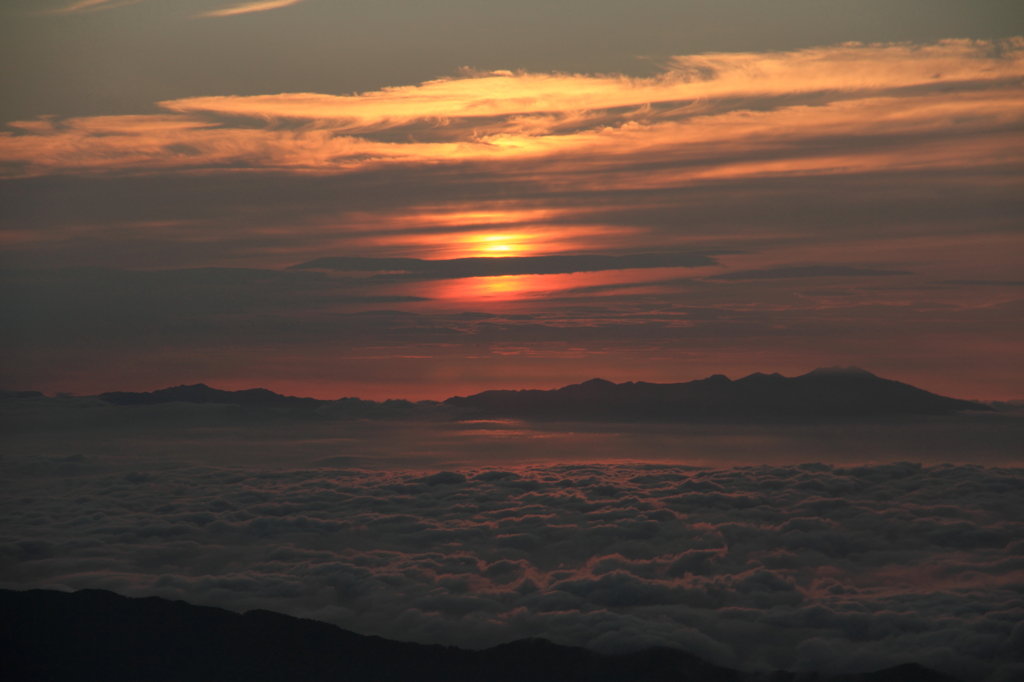 日本三名山 「白山山頂より望む雲海と日の出」