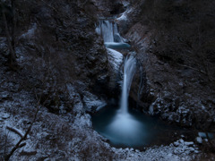 冬山に響く流れ