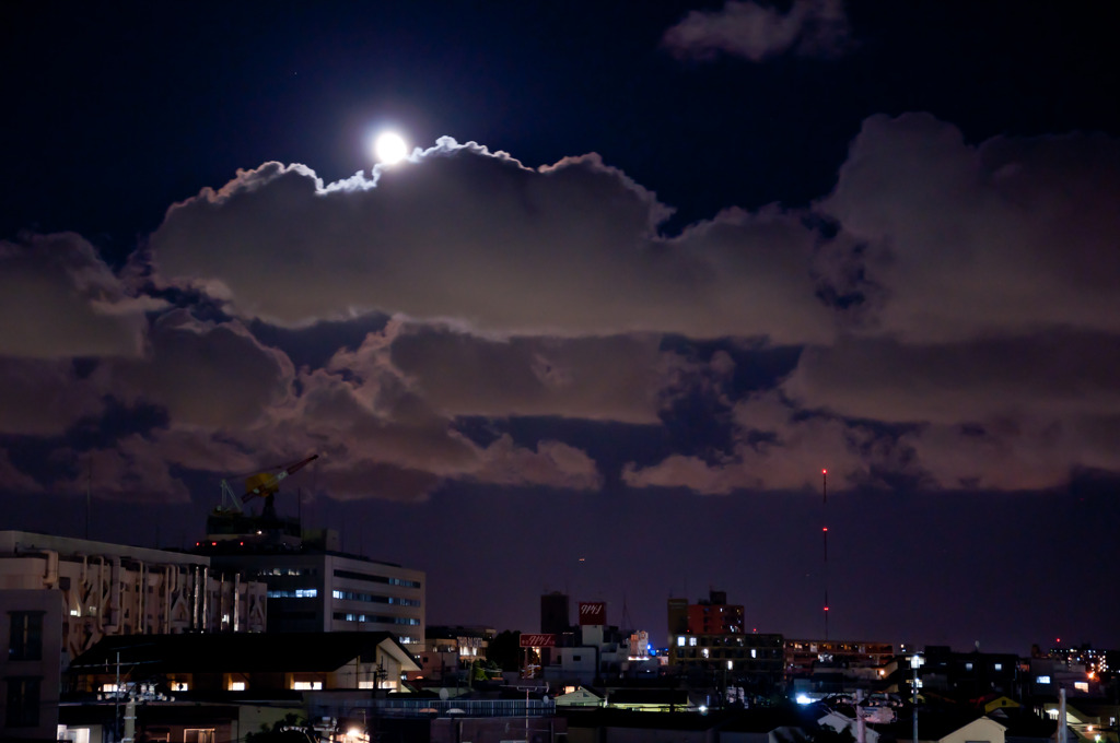 雲の上 街を見下ろすお月サマ By Noku Id 写真共有サイト Photohito