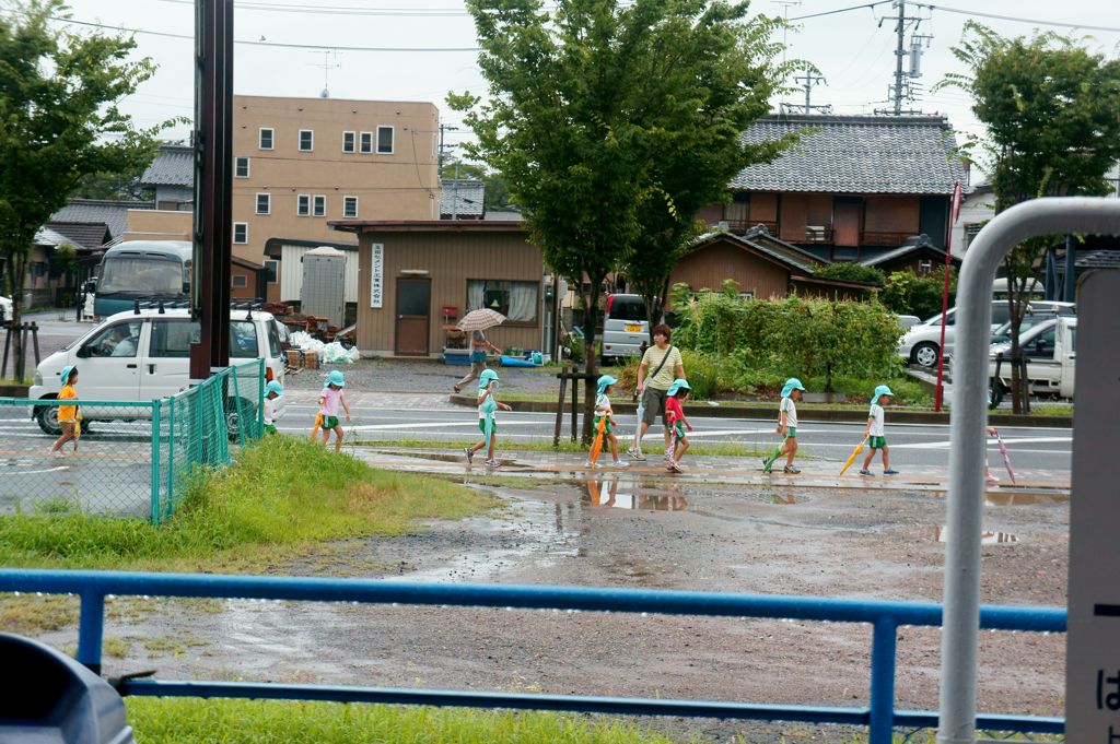雨中の行進