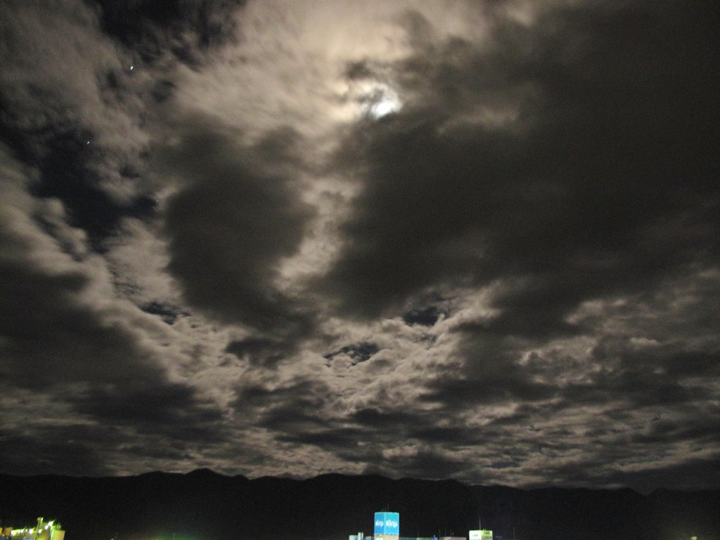 雲の上の月