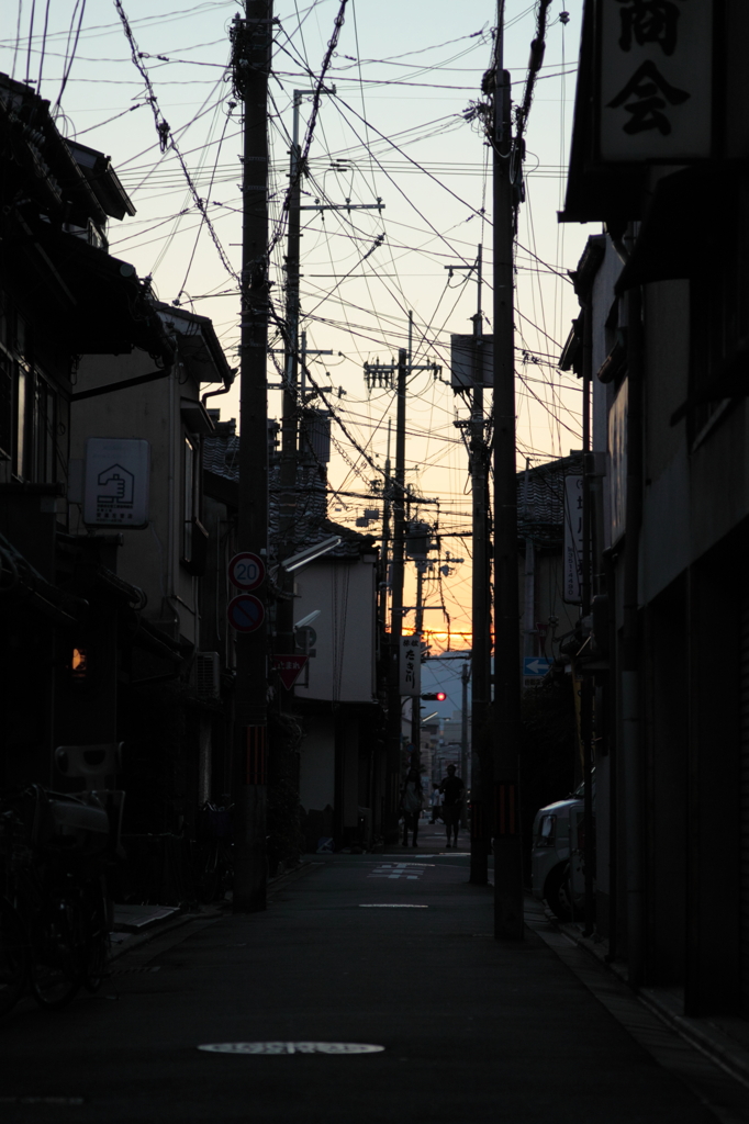 路地、ある日の夕刻