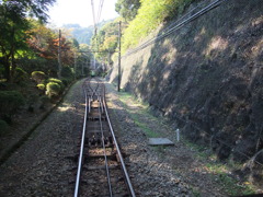 急勾配を登っていくケーブルカー