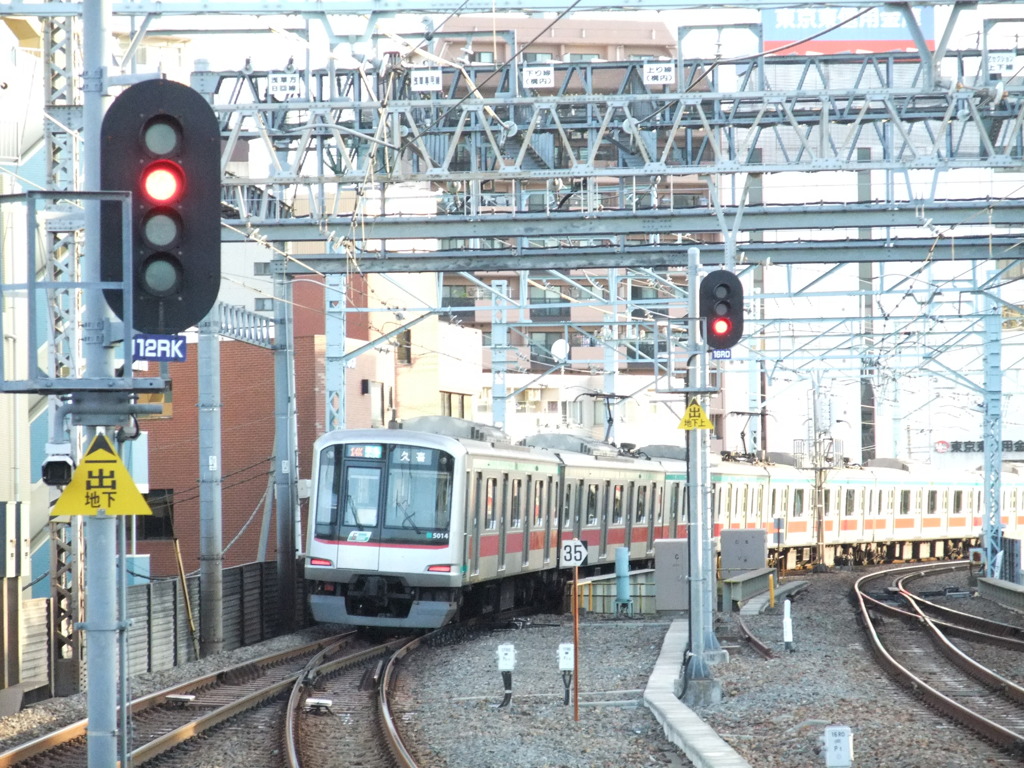 輝いた朝日の中を走っていく東急５０００系車両
