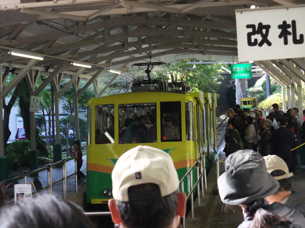 ケーブルカーを待つ登山客