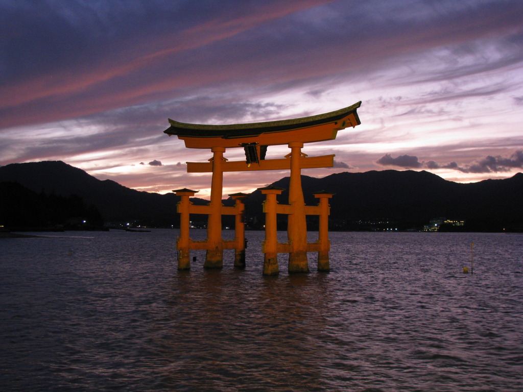 日没直後の厳島神社大鳥居