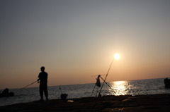 タバコと釣り人と夕日