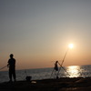タバコと釣り人と夕日