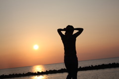 夕日と美女