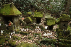 鎌倉　佐助稲荷の古い石祠の群