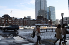 東京雪景　東京駅前