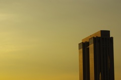 夕陽に向かって建つ