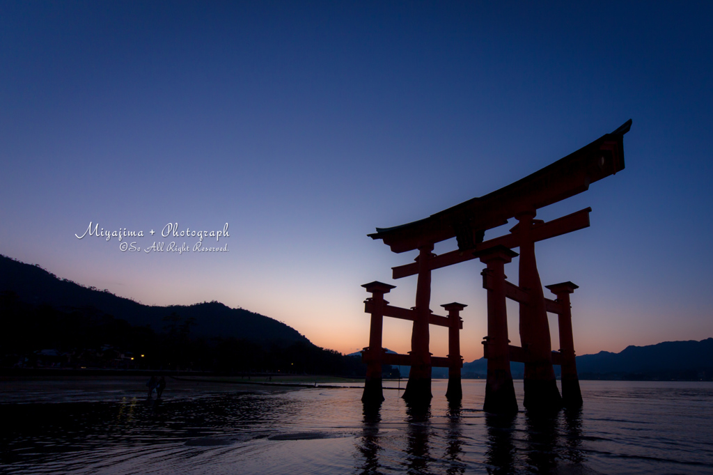 夕日と鳥居と宮島と