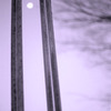錆びた街灯と冬の月