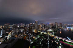 夜も雲が多い