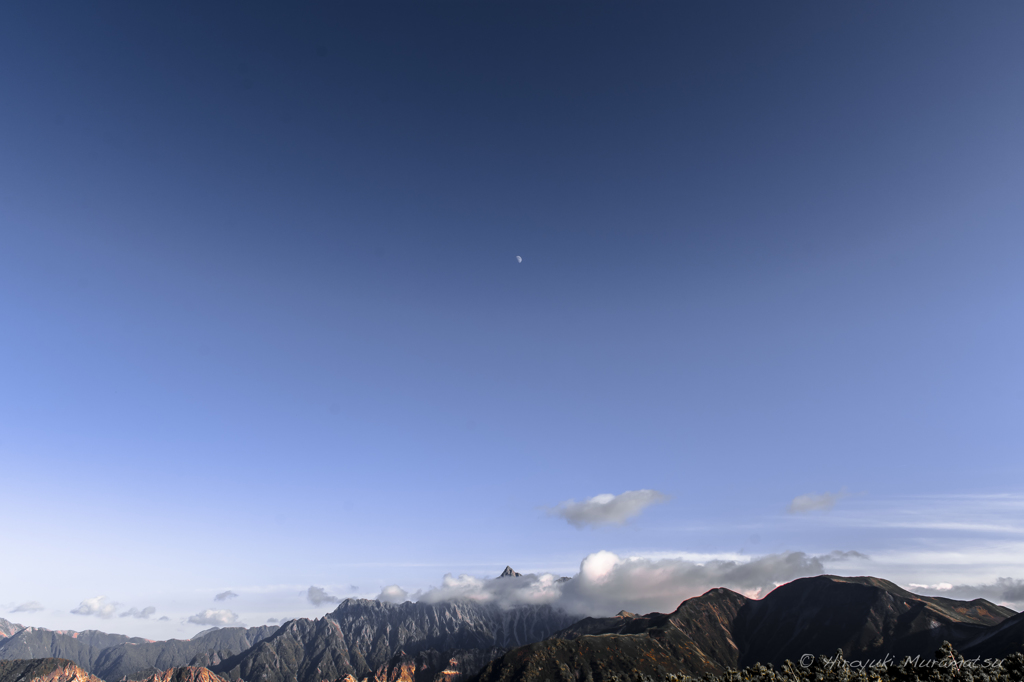 槍と月