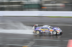 雨の中を爆走！