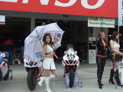 バイクとレースクィーン