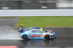 雨の中を爆走する！R8