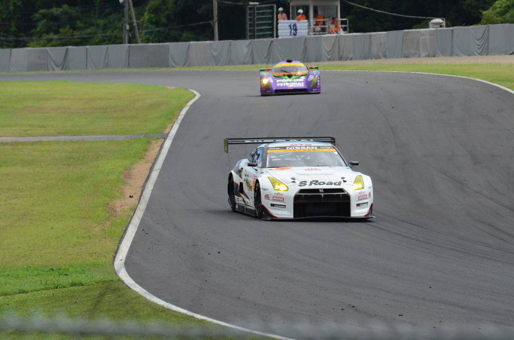スプーンコーナーの侵入_GT-R