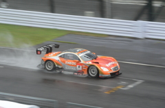 雨の中を走行する！ルマン_エネオスSC430