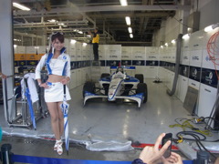 お姉さんとフォーミラカー