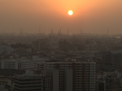 夕日に照らされる街並