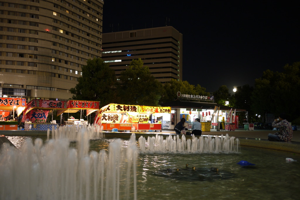 噴水と夜店屋台