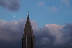 ドコモタワーと月