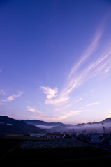 朝靄に雲の翼広げて