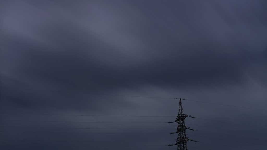 不穏な空