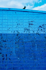 青い壁