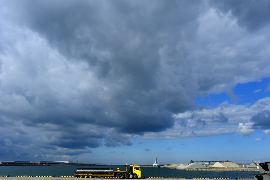 トレーラーと船と雲