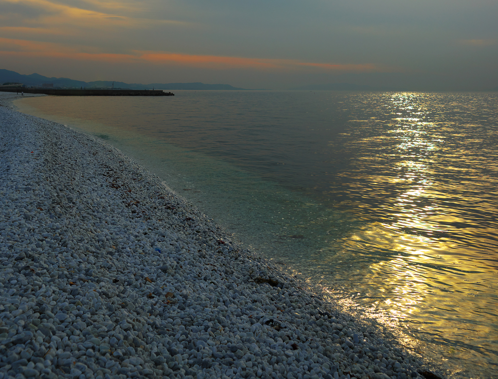 海の上の黄金の道