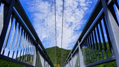 橋の上を流れる雲 
