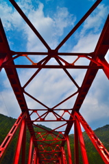 赤い橋と青い空、そして緑の山