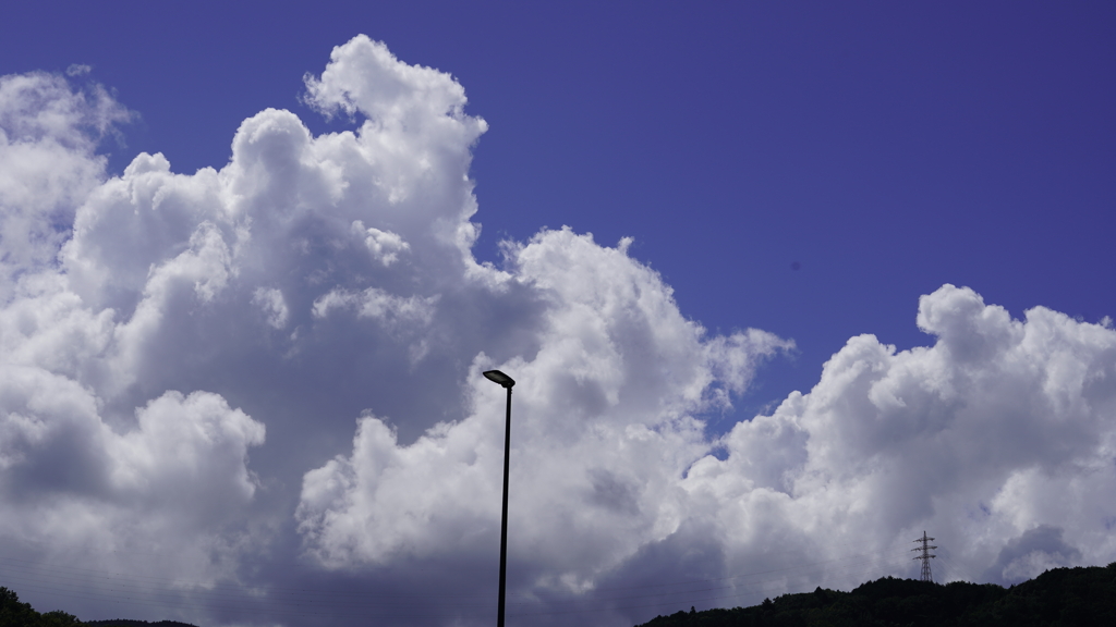 まだ夏の雲