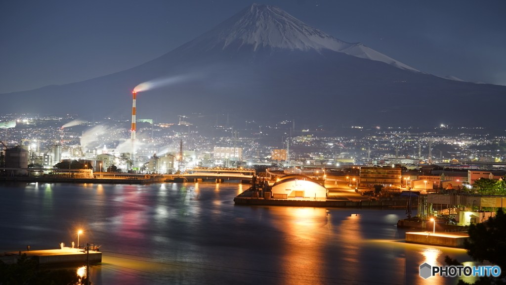 工場夜景と富士山