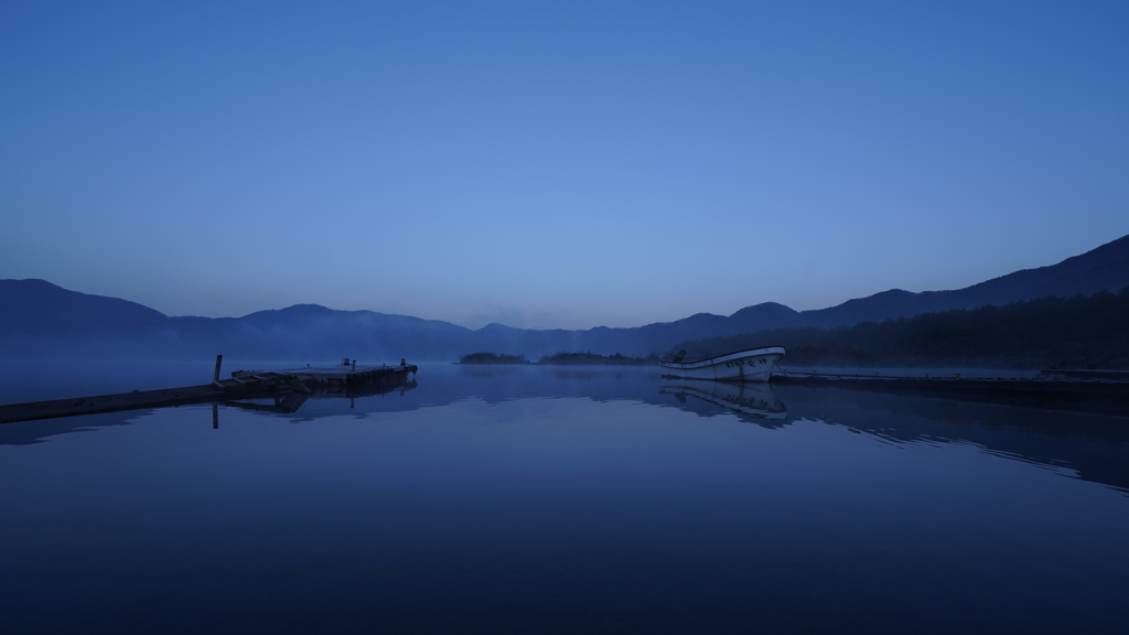 真冬の本栖湖の朝