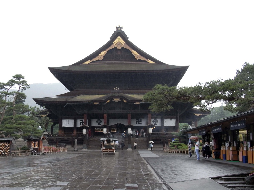 雨に煙る善光寺